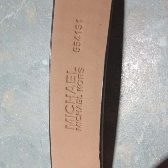 New MICHAEL KORS Women's Signature MK Logo Thin Fanny Pack. Large - Picture 9 of 9